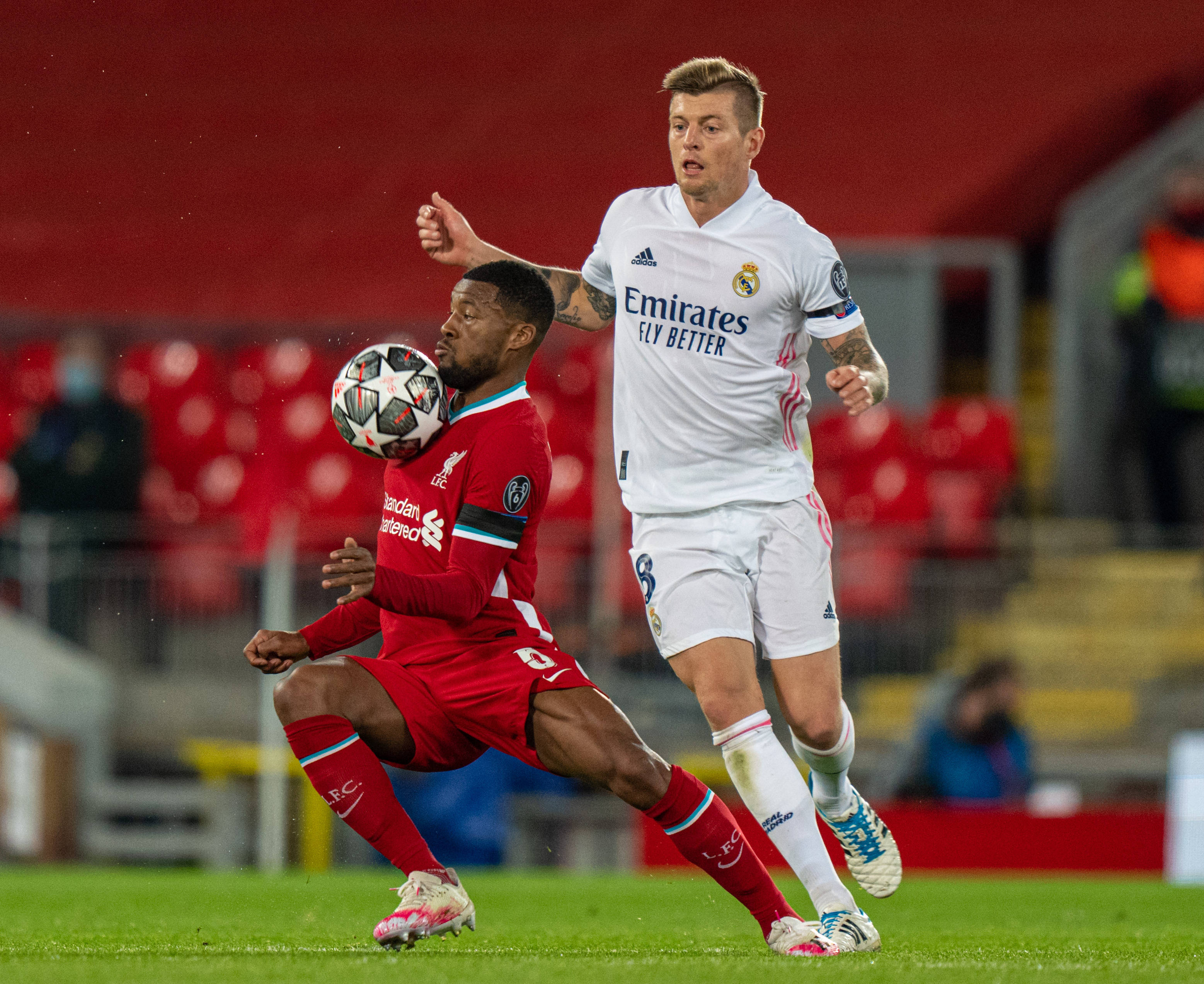 保安大爷中场硬核加入拉拉队，全场尖叫炸了！