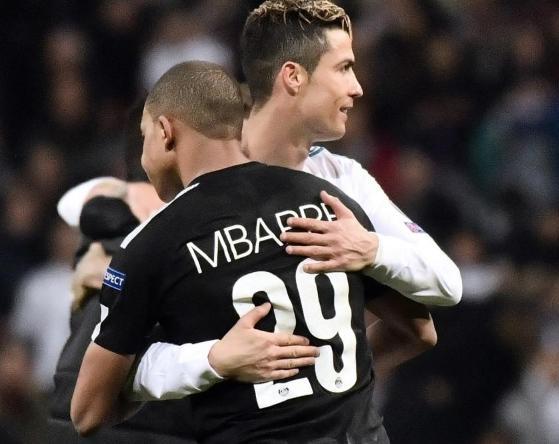 阿根廷队2026年世界杯球衣：经典蓝白条纹+黑色三道杠配饰