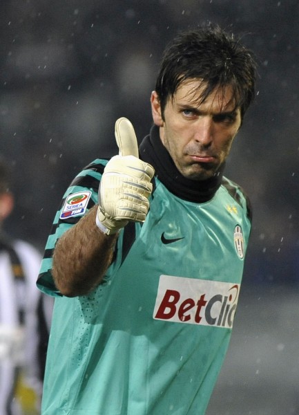 本菲卡旧将路易松晒照说在学习，照片显示他问AI足球总监职责